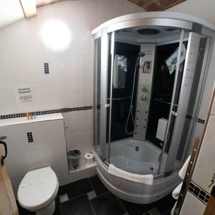 Room-7-bathroom